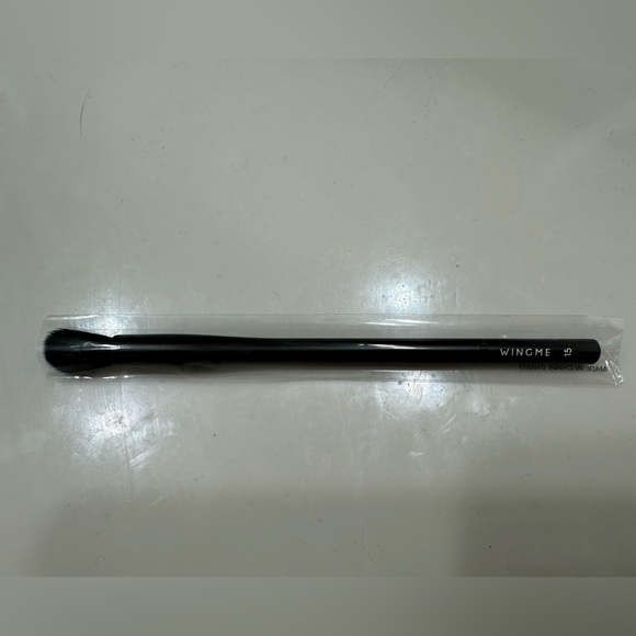 🌻 2/$10 WINGME COSMETICS Mega Eyeshadow Blending Brush 15 NWT - Picture 2 of 3